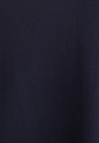 Tissu bleu marine foncé avec un motif texturé fin et serré, montrant des plis verticaux subtils.