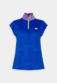 Polo shirt blu a maniche corte con colletto viola con zip e motivi a righe. Design testurizzato con un piccolo logo giallo sul petto.