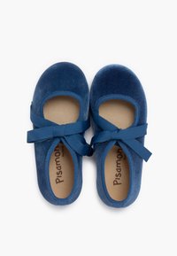 Bailarinas de terciopelo azul con punta redondeada, que cuentan con una correa de cinta a juego y una plantilla beige con marca.