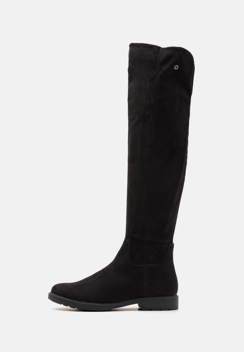 Botte noire plate montant jusqu'au genou avec bout arrondi et semelle en caoutchouc, en matière semblable au daim, présentée sur fond blanc, vue de côté.