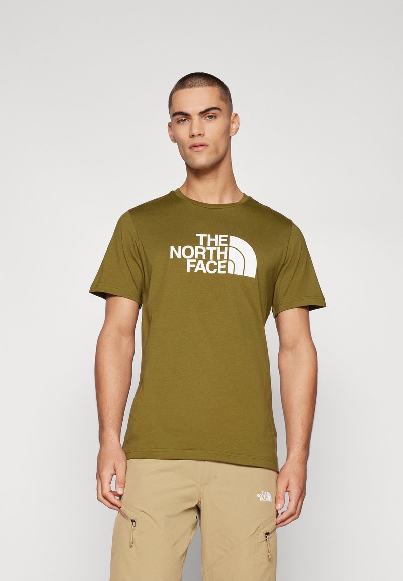 Oliven grønn bomulls t-skjorte med en stor hvit logo "THE NORTH FACE" på fronten. Korte ermer, rund halsdesign.