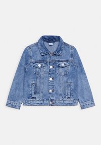 Helles blaugraues Denim-Jacke mit langen Ärmeln, Knopfverschluss, zwei Brusttaschen und Seitentaschen. Abgenutzte Textur und klassischer Kragen.