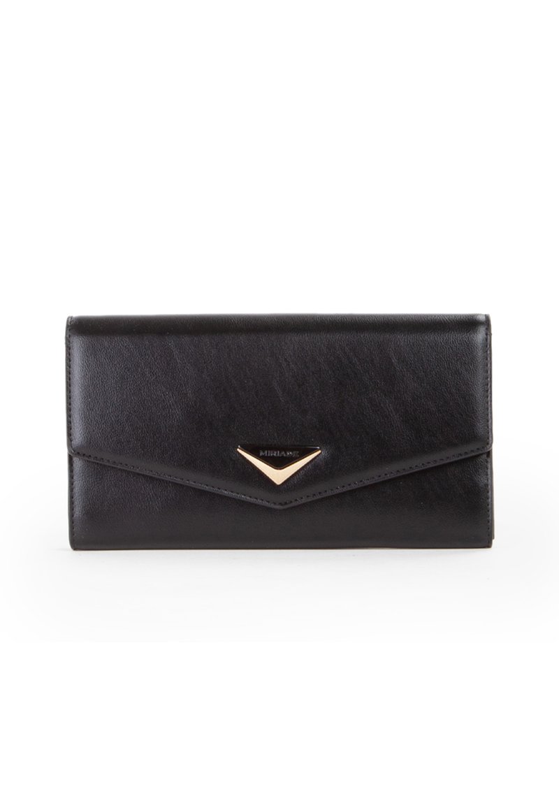 Zwarte leren clutch portemonnee met een gouden driehoekige sluiting aan de voorkant, tegen een witte achtergrond.