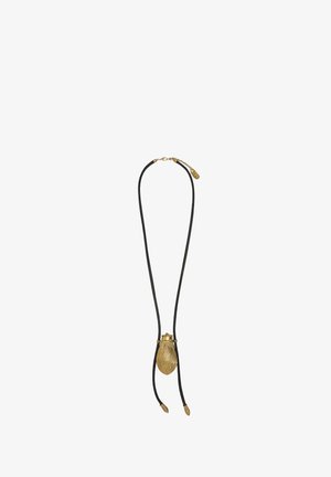 Czarny naszyjnik z sznurkiem z teksturowanym złotym wisiorkiem w kształcie muszli oraz złotymi zapięciami na końcach i łańcuszkiem zabezpieczającym.