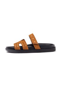 Infradito in suede marrone con due fasce ampie dotate di borchie, suola nera imbottita e design piatto per un look casual.