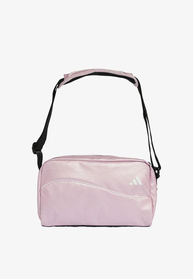 Rosa Stoff-Schultertasche mit glänzendem Finish, schwarzem Riemen, weißer Akzentlinie und dezentem Logodetail. Rechteckige Form mit Reißverschluss.