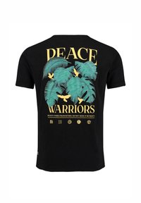 Czarny bawełniany T-shirt z kolorowym wzorem liści i ptaków. Żółty, pogrubiony napis: "WOJOWNICY POKOJU" z dodatkowym cytatem poniżej.