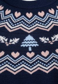 Námornícky sveter s pletením, ktorý má svetlomodré, ružové a biele vzory vrátane srdiečok, stromov a zúbkovej vzorovej. Hladká textúra a okrúhly výstrih.