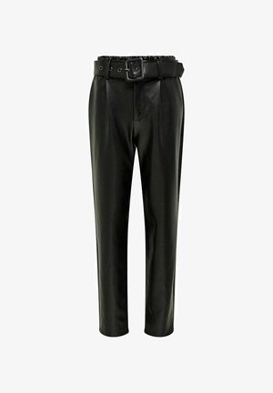 Schwarze Kunstlederhosen mit gerafftem Bund, ausgestattet mit einem breiten Gürtel, taillierter Passform und glatter Textur.