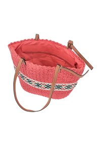 Geantă tote împletită corai cu mânere din piele sintetică bej, decorată cu o bandă din material cu model. Interiorul căptușit include un buzunar cu fermoar.