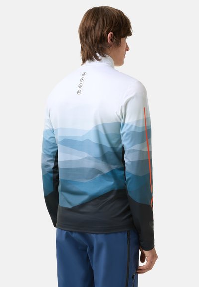 T-shirt de sport à manches longues avec un design dégradé en tons de bleu, une partie inférieure sombre et un accent orange sur la manche.
