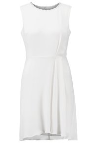 Robe blanche sans manches longueur genou avec un col rond festonné et un détail drapé à l'avant.