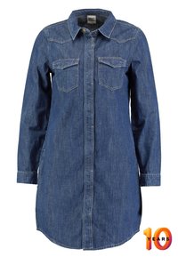 Denim-paitapuku tummansinisellä värillä, jossa on pitkät hihat, kaulus, kaksi rintataskua ja nappitasku pyöristettyine helmoin.