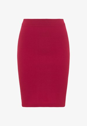 Texturált anyagból készült piros ceruza szoknya, amely testhez álló siluettal rendelkezik és látható záróelemek nélküli derékrésszel készült. Zsebek nincsenek benne.