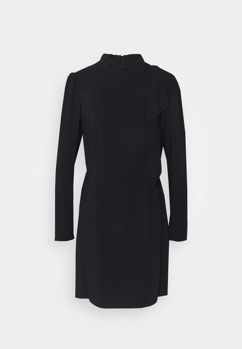 Robe noire avec un col haut, des manches longues et un accent à volants sur un côté. Fabriquée en tissu lisse avec une taille cintrée et un ourlet légèrement évasé.