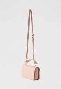 Rosa quiltet håndveske med rektangulær form, gullfarget metallbeslag og justerbar skulderrem. Glatt lærtekstur forbedrer designet.