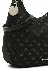Borsa a spalla nera realizzata in tessuto texturizzato con un motivo sottile. Presenta una tracolla nera, hardware in colore argento e un charm con logo.