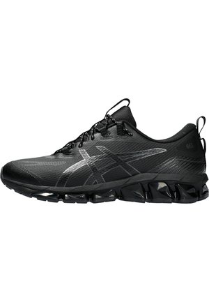 Schwarzer Sportschuh mit strukturiertem Mesh-Obermaterial, reflektierendem Logo, Schnürverschluss und dicker segmentierter Sohle für Dämpfung und Traktion.