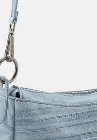 Borsa in pelle azzurro chiaro con design plissettato, hardware in tonalità argento, chiusura con zip e tracolla staccabile con gancio per chiavi.