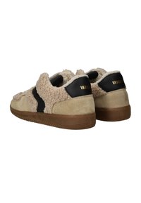 Beige suède sneakers met een pluizige tan textuur, zwarte hielaccent en gouden logo. Voorzien van een gestructureerde rubberen zool voor grip.