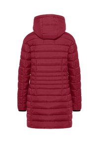 Rode gewatteerde jas met capuchon, voorzien van horizontaal gestikte secties, lange mouwen en zwarte elastische manchetten. Gladde textuur en lichtgewicht ontwerp.