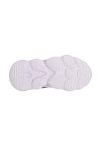 Sula av en sneakers som har en strukturerad vit gummibas, med ett unikt mönster inristat för grepp och stöd.
