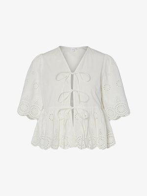 Blusa bianca a maniche corte con scollatura a V, dettaglio con nodo e orlo a onda. Presenta ricami ad occhiello in tutto il tessuto per texture e motivo.