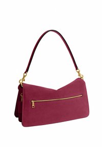Sac à épaule en cuir suédé bordeaux avec une poche zippée dorée à l'avant et une quincaillerie dorée assortie sur les attaches de la bandoulière.