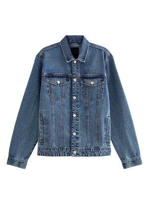 Blauwe spijkerjas met knopen aan de voorkant, twee borstzakken met kleppen en knopen, en zijzakken met split, voorzien van lange mouwen en een klassieke kraag.