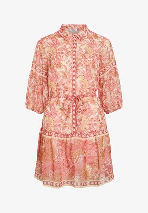 Häikäisevä vaaleanpunaista paisley-kuviota oleva mekko, jossa on kolmennesosahihat, nappikiinnitys edessä, vyötärösolki ja kerroksellinen hame, jossa on kuviollinen reuna.