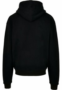Sweat à capuche noir avec une texture lisse, coupe décontractée, et poignets et ourlet côtelés. Il dispose d'une capuche spacieuse et d'un design minimaliste.