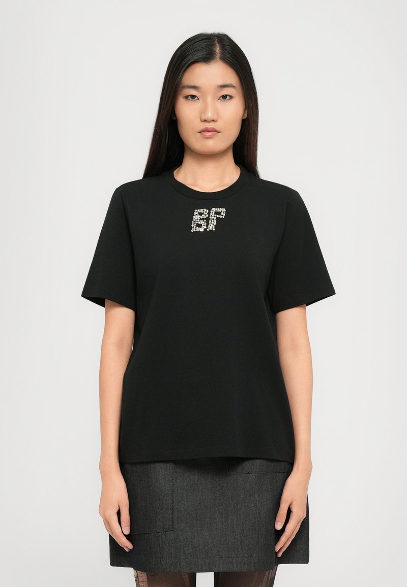 Μαύρο βαμβακερό μπλουζάκι με κοντά μανίκια, που διαθέτει λογότυπο "BF" διακοσμημένο με κρύσταλλα στο στήθος. Καθημερινός, άνετος στυλ.