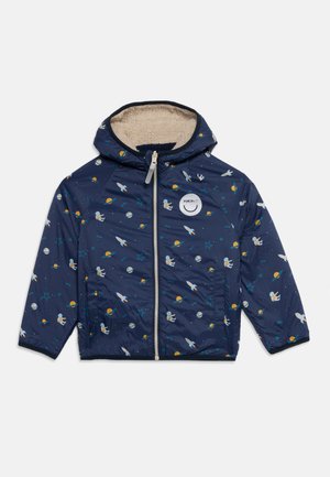 Veste à capuche bleu marine pour enfant avec imprimé sur le thème de l’espace, fermeture éclair devant, et doublure polaire beige douce à l’intérieur de la capuche.