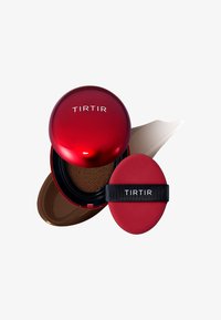 TIRTIR Cushion-Compact mit glänzend rotem Gehäuse, das einen dunklen Schwamm und einen Applikator-Pad in Rot mit schwarzem Riemen zeigt.