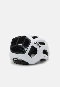 Casco de ciclismo blanco y negro con orificios de ventilación y la marca POC en los lados y la parte posterior, mostrado sobre un fondo blanco liso.