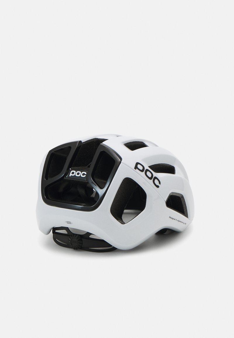 Weißer und schwarzer Fahrradhelm mit Belüftungsöffnungen und POC-Logo an den Seiten und hinten, vor einem schlichten weißen Hintergrund dargestellt.