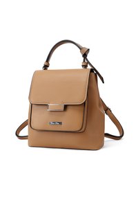 Zaino in pelle color tan con chiusura a patta, accessori in argento e una tracolla texturizzata. Presenta rifiniture nere e un design rettangolare compatto.