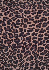 Leopardmønster tekstil med mørkebrune pletter på en lys pink baggrund, der viser en glat, struktureret overflade med varierende mønsterstørrelser.