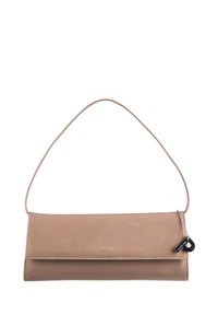 Bolso de mano de cuero beige con una correa larga, textura suave, cierre de solapa y pequeño acento de hardware plateado. Presenta una etiqueta de la marca en la parte frontal.