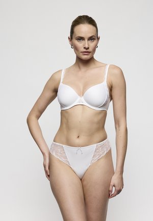 Wit lingeriesetje met een gewatteerde beha met gladde cups en kanten accenten, gecombineerd met bijpassende doorschijnende slipjes met een golvend patroon.