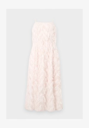 Pitkä vaaleanpunainen hihaton mekko ohuilla olkaimilla ja höyhenmäiseen pintaan jäljittelevällä tekstuurilla.