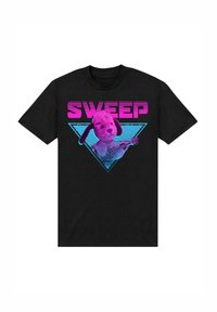 Černé bavlněné tričko s grafikou růžového a fialového psa hrajícího na nástroj uvnitř modrého trojúhelníku, s nápisem "SWEEP" výše.