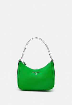 Groene synthetische handtas met een gebogen vorm, zilveren kettinghandvat en logo-details aan de voorkant. Gladde textuur met een glanzende afwerking.