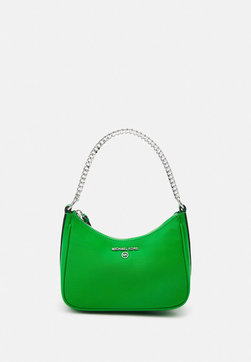 Zielona syntetyczna torebka o zaokrąglonym kształcie, z srebrnym uchwytem w postaci łańcuszka i logo na przedniej części. Gładka tekstura z błyszczącym wykończeniem.