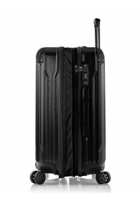 Schwarzer Hartschalenkoffer mit strukturiertem Finish, seitlichen Griffen, doppelten Rollen und einem eingebauten Schloss. Vertikale Rillen fügen Designdetails hinzu.