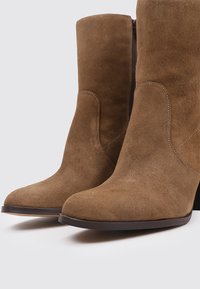 Bryan Stepwise Bottines à talons hauts - camel
