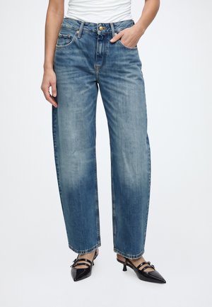 Tommy Hilfiger, QUINN MID RISE BARREL FADED JEANS - Jean baggy - ora