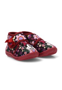 Zapatillas de tela roja con un patrón floral y diseño de Minnie Mouse. Cuentan con una correa de velcro y una suela suave y texturizada para mayor comodidad.