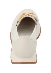 Beige sportieve schoen met een gestructureerde bovenkant, ronde neus en een flexibele zool. Heeft een gevoerde kraag en een gestikte afwerking bij de hak.