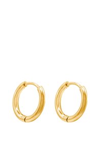 Goldene Metallohrringe mit einem glatten, runden Design und einem subtilen Scharnierelement, das einen nahtlosen Verschluss ermöglicht.
